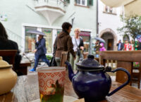 Rast in Bozen: Restaurant Humus mit Pfefferminztee und Köstlichkeiten