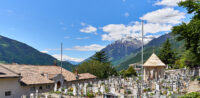 Blick über den Friedhof von Dorf Tirol auf die Texelgruppe