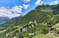Blick auf Schloß Tirol (Südtirol)