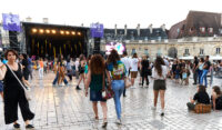 in Dijon wird gefeiert: große Bühne vor eindrucksvoller Kulisse