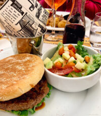 Essen in Frankreich: Perigord-Burger mit Foie gras im Camplingplatz-Restaurant