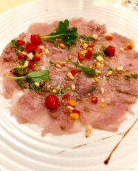 Inselessen: Carpaccio vom Thun vorneweg