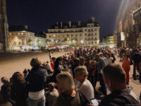 Rouen: tausende Menschen warten auf die abendliche Lichtshow an der Kathedrale